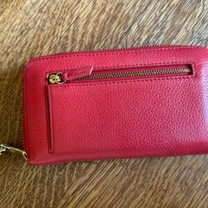 Fossil leather wallet. Great condition. A beautiful pink.
